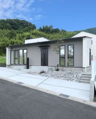 ・建物面積：79.49m2（24.04坪）・在来軸組工法・駐車場２台可