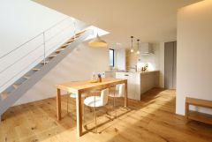 キッチンと横並びのダイニングは配膳の動線が短く、家族で料理する時にはダイニングテーブルが作業台にも