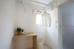 洗濯脱衣所。洗濯物を畳んだり、お風呂上りの着替えを置いておけるカウンター付き