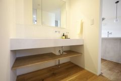 W1200で大人二人が並んで準備ができる広さの独立洗面台は