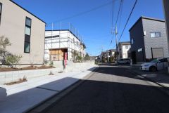 駐車場、玄関側に面している東面道路