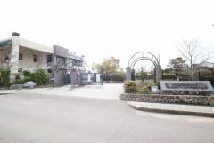 東中学校 徒歩17分。 1300m