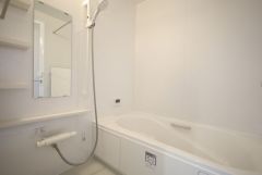 窓なし、浴室乾燥機付きのユニットバス。