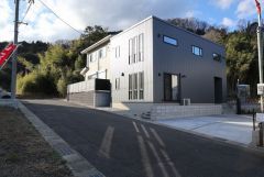 南側道路。将来車が増えても安心３台駐車可能な駐車スペース