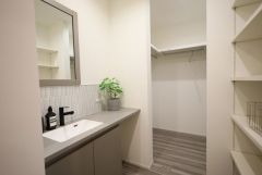 洗面スペースの奥には、コートやカバン置きにもなるファミリークローゼット