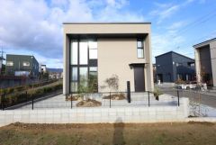 １階から２階天井いっぱいに伸びる大きな窓は外観のアクセント