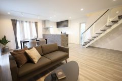 エコカラット貼りのキッチン腰壁は21帖のリビングのアクセントに