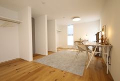 家族の暮らしに合わせて２部屋に間取りを変更できる洋室