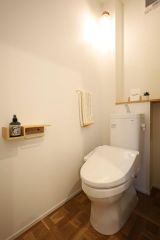 １階トイレ。背面はトイレットペーパーも入る隠し収納付き