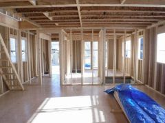 構造用合板を張り付けた「パネル」で床や壁、屋根で構成して建物を支える工法