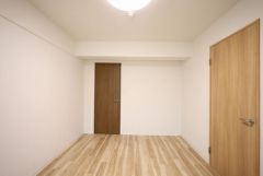 7.5帖の洋室は壁紙・床貼替で明るくキレイに