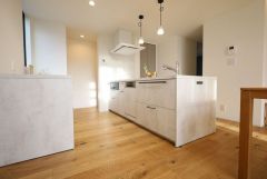 家具のように空間にとけ込むグラフテクトキッチンは同デザインのカップボードもセット