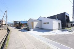 ・西面、南面道路・普通車２台、軽自動車１台駐車可・角地