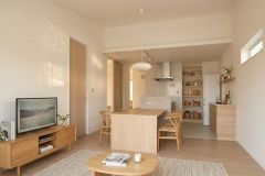 ・南面採光のLDK・ナチュラルインテリア・勾配天井のリビング・キッチンと一体となった造作ダイニング