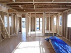 構造用合板を張り付けた「パネル」で床や壁、屋根で構成して建物を支える工法