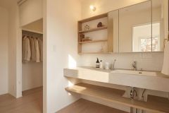 ・独立型洗面台・大人２人が並べる広さ・収納付きミラー