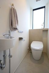 窓ありの１階トイレ。タンクレスでスッキリした空間