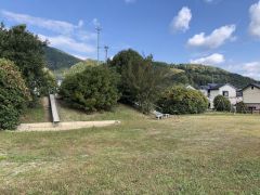 みゆき台中公園 徒歩約5分。自転車約2分。滑り台、砂場、シーソー、ブランコあり。ローラー式滑り台があり子供たちに人気！ 370m