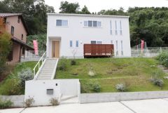 芝生の傾斜が、建物と自然をやわらかくつないでくれます