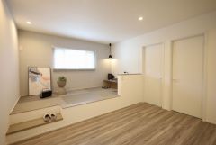 段差で空間を柔らかく分けた、たたみの小上がりスペース