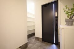 使用頻度の高いものは玄関収納へ、季節ものや外道具は可動棚付きの玄関土間収納へ