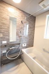 窓・棚・浴室乾燥機付きの掃除も簡単ユニットバス