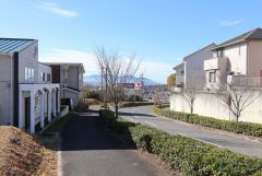 西面に接している住宅地内メイン道路