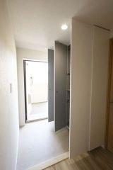 壁面一面の玄関収納は家族分収納できてスッキリ