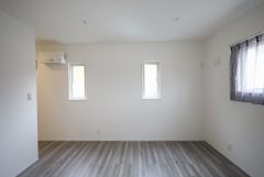 ウォークインクローゼットが隣接した８帖の主寝室