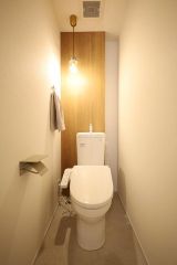 ２階トイレ。背面はトイレットペーパー等収納できる収納棚付き