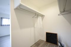 夫婦の衣装が分けて収納できるウォークインクローゼット