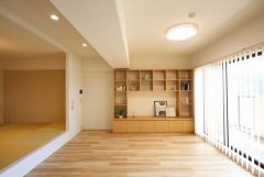 造り付けのTVボードは収納豊富でTVまわりがすっきり