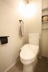 トイレットペーパーなども収納できる棚付き１階トイレ