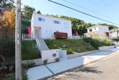 芝生の傾斜が、建物と自然をやわらかくつないでくれます