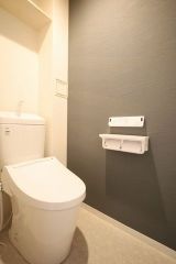 トイレ入替、壁紙・床貼替したトイレは快適