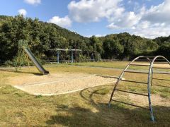 みゆき台東公園 徒歩約4分。自転車約2分。滑り台、うんてい、砂場、ブランコあり。閑散な住宅街にあり、自由に遊べる広いスペースがあります。 310m